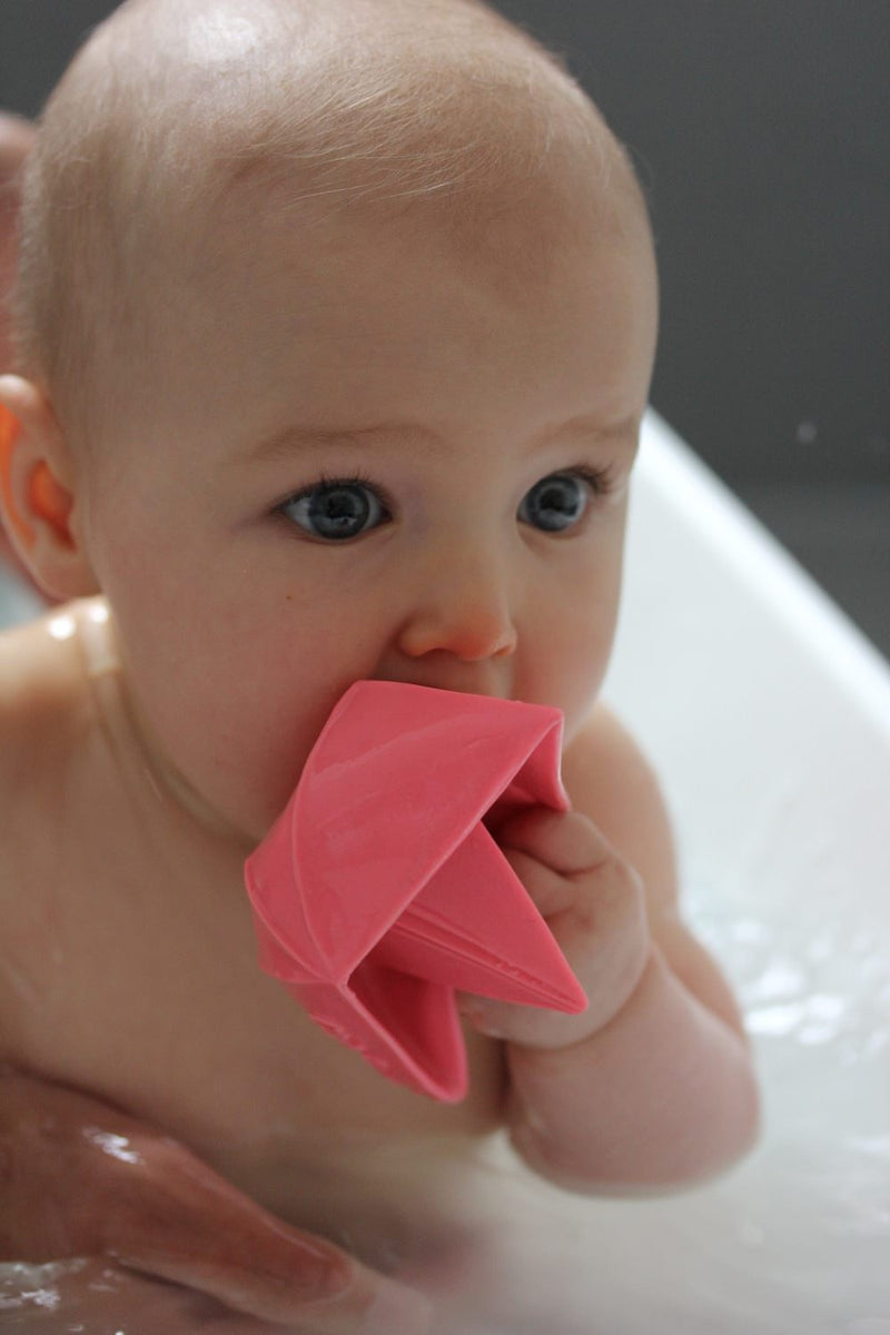 Jouet de Bain Bébé en Coton Bio -  Oli & Carol  -  Jouet de Bain Bâteau Origami Rose - Photo 2