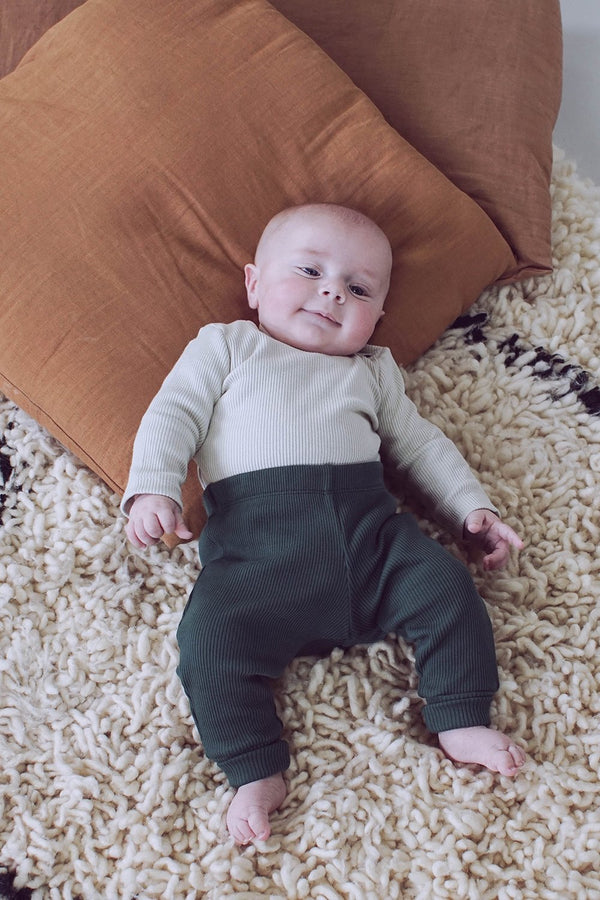 Pantalon bébé pour idée cadeaux de naissance original - Minabulle - Pantalon Alba Vert Sapin en coton bio - Photo 2