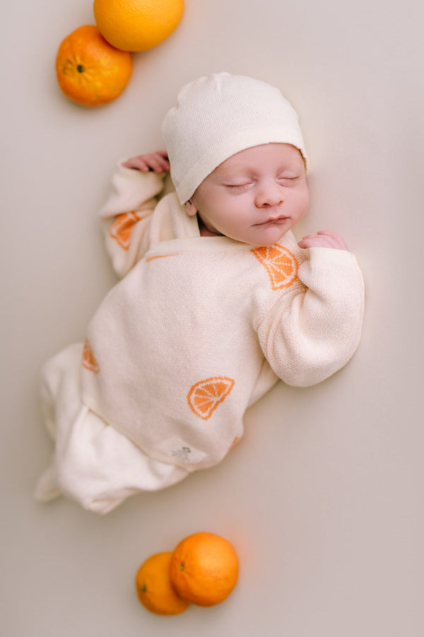 Orangen bedruckter Geburtsbeutel (Pullover, Leggings und Mütze) Ecru