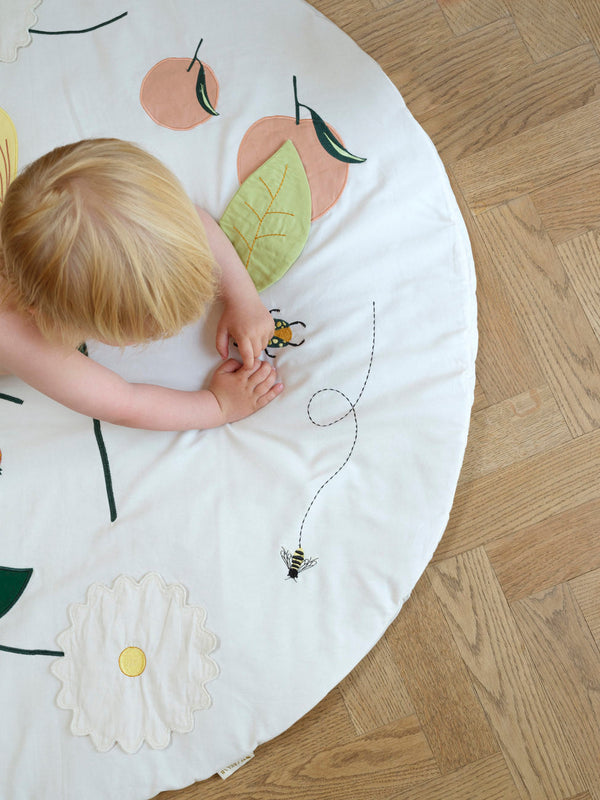 Tapis d'éveil bébé pour idée cadeaux de naissance original - Fabelab - Tapis d'Activités en Coton Bio avec Fleurs en coton bio - Photo 2
