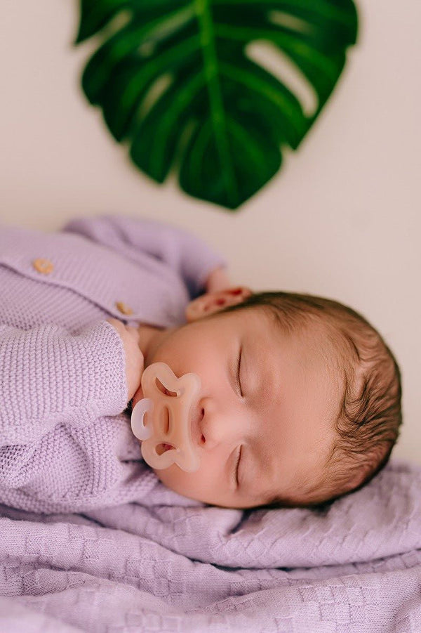Lila-violettes Geburtsoutfit aus Bio-Baumwolle