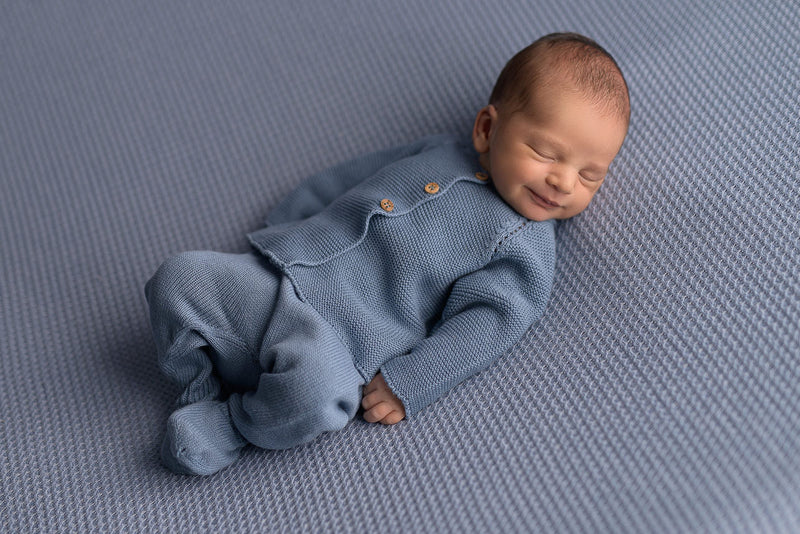 Nouveau-né En Vêtements Bleus Concept De Naissance Bébé Garçon