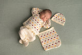 Tenue de Naissance bébé pour idée cadeaux de naissance original - Micu Micu - Tenue de Naissance en Coton Bio avec Bonnet à Pois Beige en coton bio - Photo 3